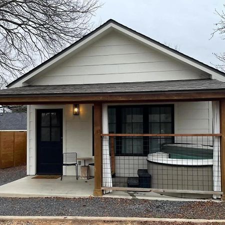 Alley Kat Guesthouse With Private Hot Tub 프레드릭스버그 외부 사진
