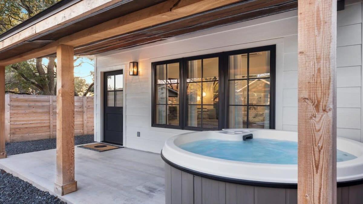 Alley Kat Guesthouse With Private Hot Tub 프레드릭스버그 외부 사진