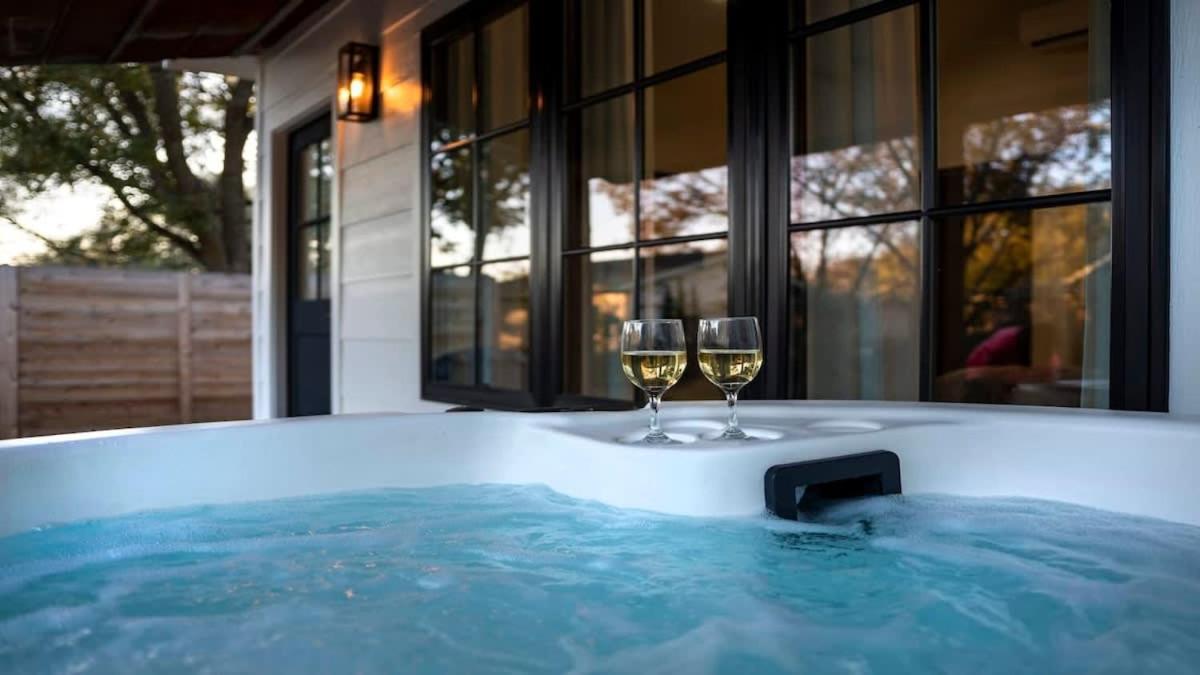 Alley Kat Guesthouse With Private Hot Tub 프레드릭스버그 외부 사진