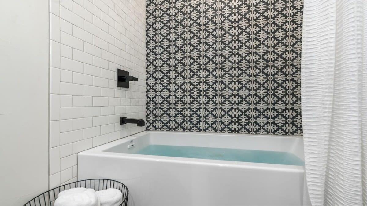 Alley Kat Guesthouse With Private Hot Tub 프레드릭스버그 외부 사진